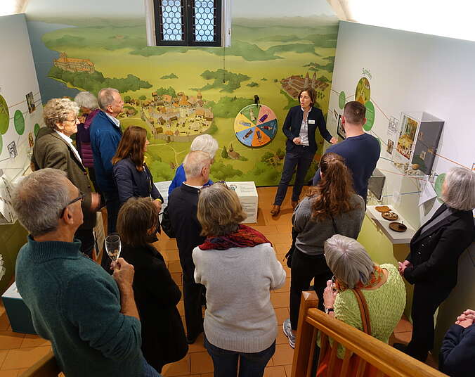 Die Kuratorin Bettrina Kießling erklärt vielen Gästen ihre Ausstellung.