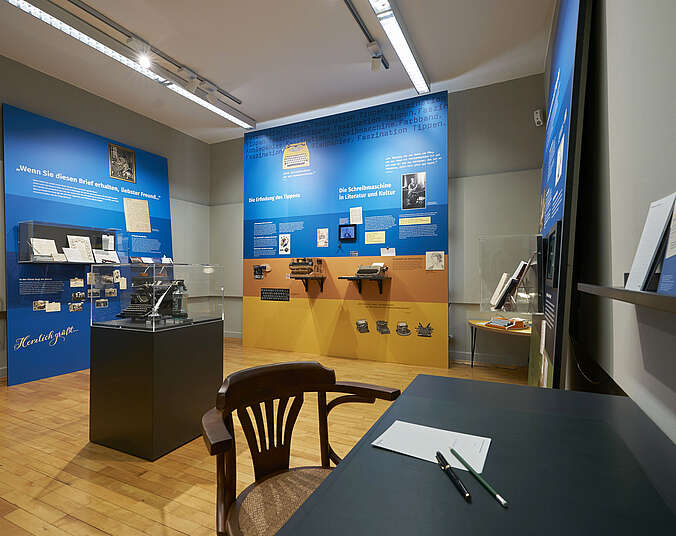 Blick in den Raum, in dem die Sonderausstellung "schreiben" zu sehen ist