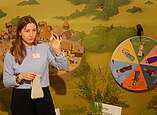 In ihrer Ausstellung zum Mittelalter führt Susanne Appl ihre Gäste in die Welt von damals ein. Bild: Schulmuseum FN