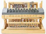 Die Schreibmaschine Peter Mitterhofers ist aus Holz gefertigt... und sieht einer modernen Maschine doch schon sehr ähnlich.