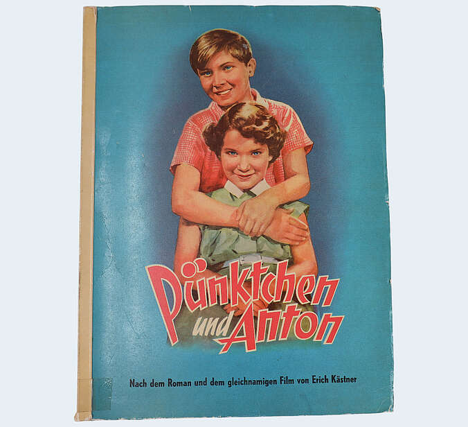 Das Cover eines Sammelalbums. Es heißt "Pünktchen und Anton".