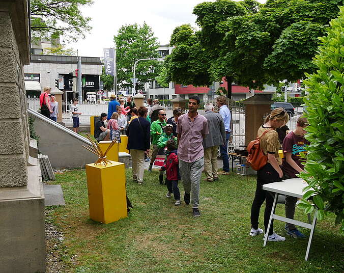 Menschen im Garten des Museums