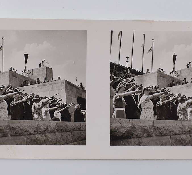 Ein BIld aus dem Buch. Leute machen den Hitlergruß.