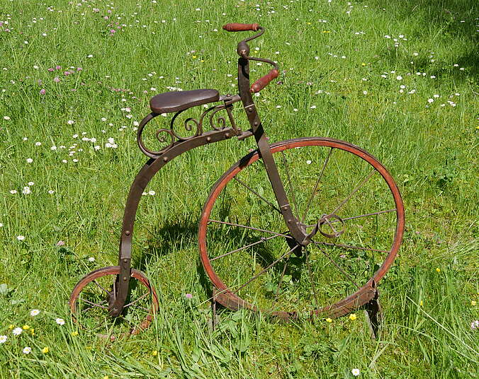 Ein kleines Hochrad im Rasen