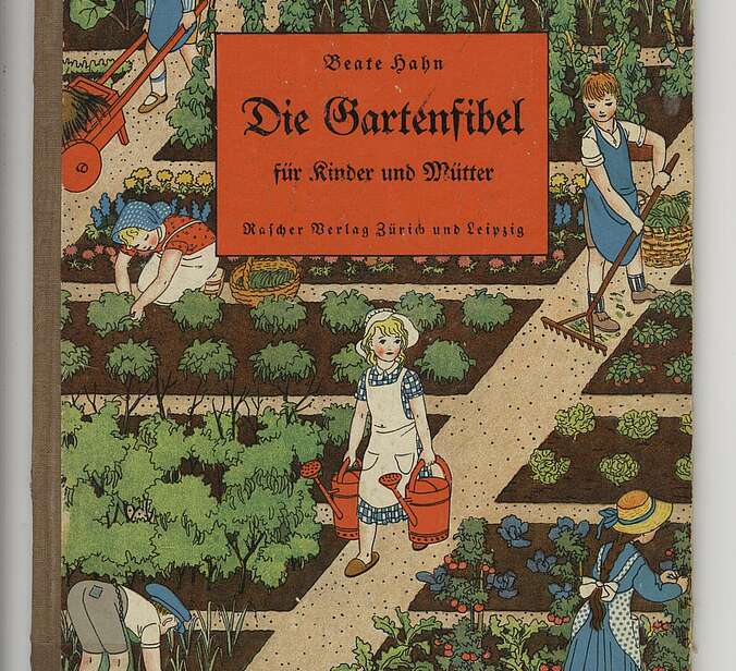 Die Vorderseite des Kinderbuchs "Die Gartenfibel" von Beate Hahn. Auf dem Cover ist eine Zeichnung von einem Garten zu sehen worin mehrere Kinder arbeiten. Sie gießen oder jähten Unkraut.