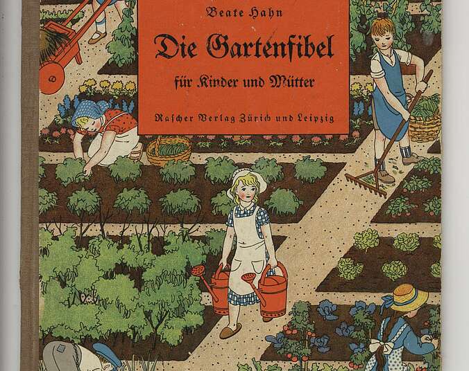 Die Vorderseite des Kinderbuchs "Die Gartenfibel" von Beate Hahn. Auf dem Cover ist eine Zeichnung von einem Garten zu sehen worin mehrere Kinder arbeiten. Sie gießen oder jähten Unkraut.