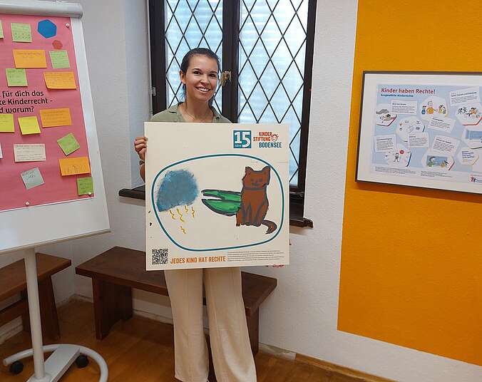 Melanie Sprenger von der Kinderstiftung hält ein selbstgemaltes Bild hoch
