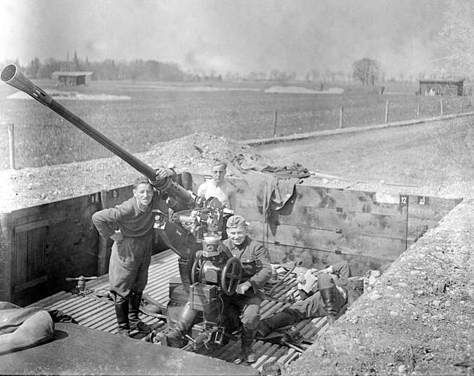 Vier junge Männer an der Flakstellung bei der ZF.