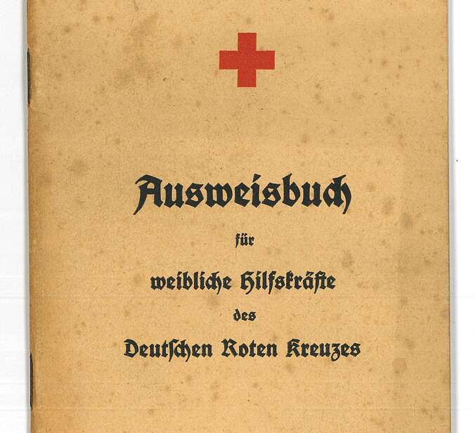 Ein "Ausweisbuch für weibliche Hilfskräfte des Deutschen Roten Kreuzes".