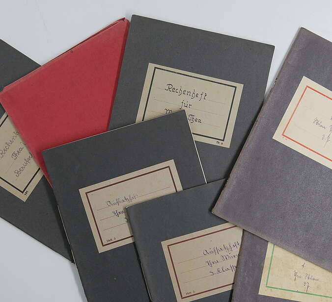 eine Sammlung von alten Schulheften