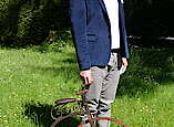 Das Hochrad ist mit seinen 90 cm Höhe eher klein (zum Vergleich: Dominik Hartlieb ist 1,92 m hoch)
