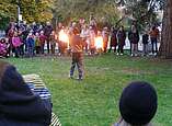 Ein feuriger Abschluss nach einem tollen Tag. Die Zirkusakademie gab eine Feuershow im Museumsgarten zum Besten. Bild: Schulmuseum FN