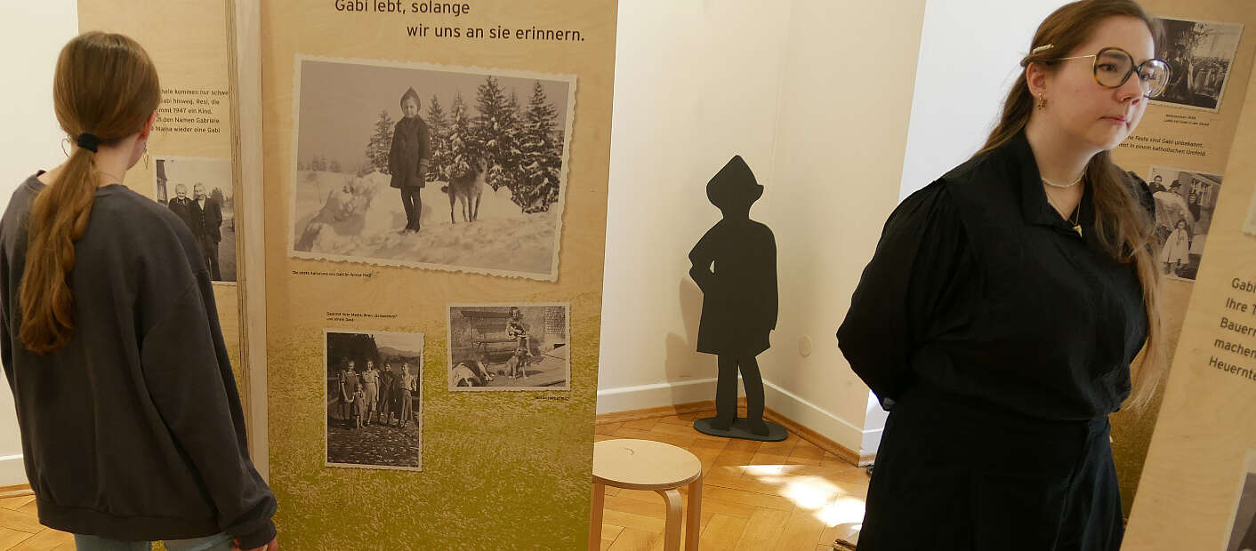 Zwei Frauen betrachten Ausstellungstafeln