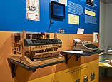 Ein besonderes Schmuckstück: eine Replika der wohl ersten Schreibmaschine, die je gebaut wurde.