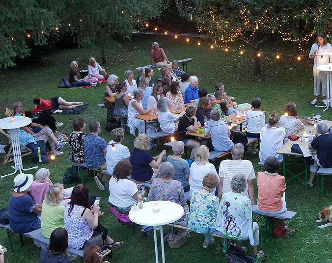 Der Museumsgarten mit vielen Besuchern in der Dämmerung.