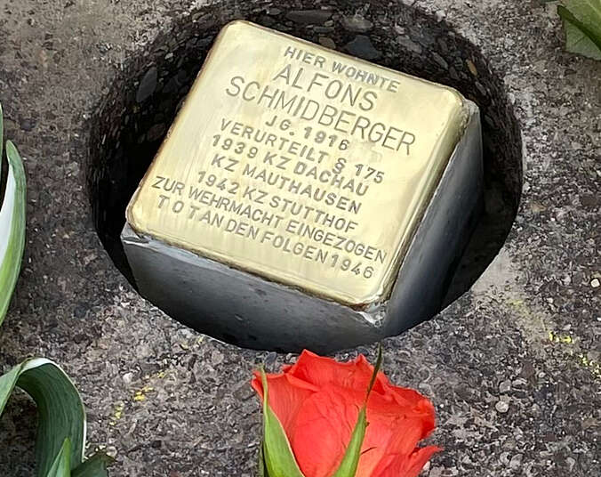 Stolperstein in vorbereiteter Bohrung im Asphalt