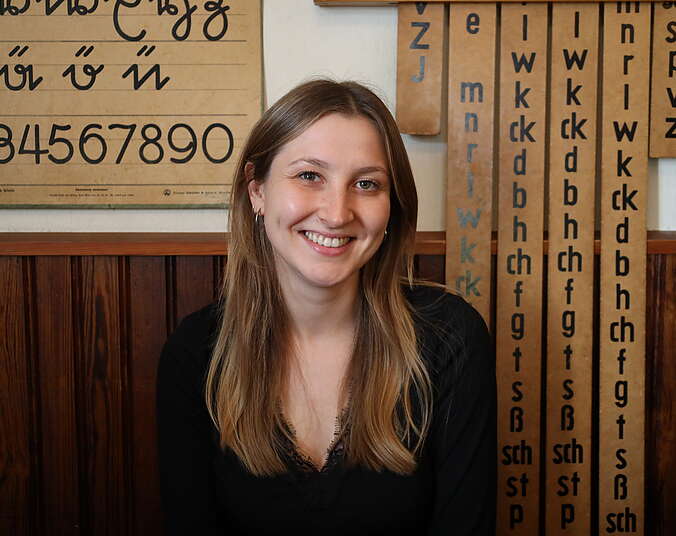 Susanne Appl im historischen Klassenzimmer