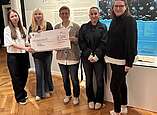 Mitglieder des Jugendparlamentes Friedrichshafen übergeben eine Spende in Höhe von 200 Euro an das Schulmuseum für die wertvolle Arbeit rund um das Thema Nationalsozialismus. (Foto: Stadt Friedrichshafen)