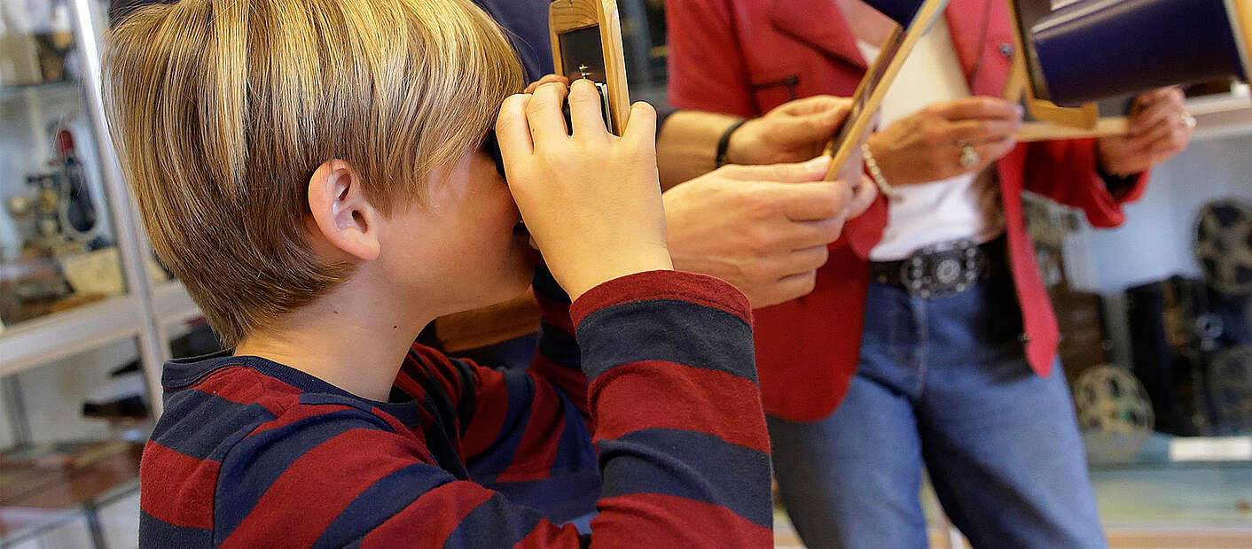 Junge entdeckt Seiten des Schulalltags von damals