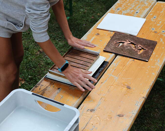 Menschen mit Schriftschablonen in einem Garten