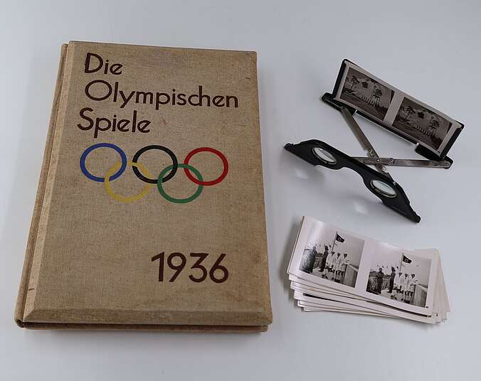 Das Buch, ein Stapel Bilder und der Stereoskopiebetrachter.