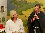 Dominik Hartlieb (links) und Hartmut Semmler umrahmten die mittelalterliche Satire mit passenden Klängen aus Krummhorn und Trommel.