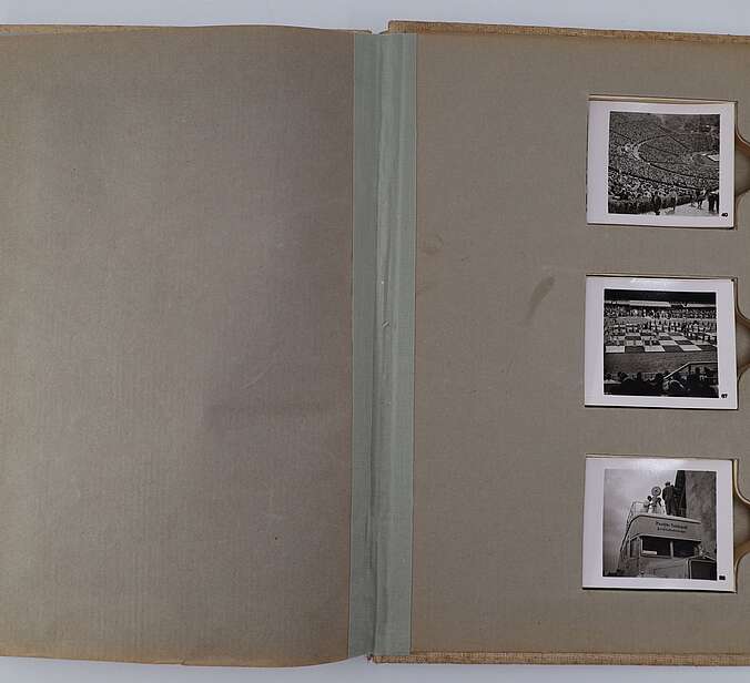 Die letzte Seite im Buch mit drei Schubern in denen Stapel von Bilder stecken.