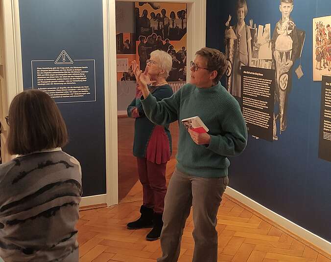 Friederike Lutz bei der Führung durch den neuen Themenraum