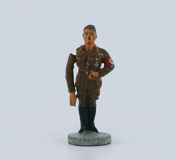 Adolf Hitler als Spielfigur mit beweglichem rechtem Arm