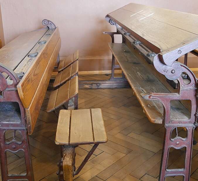 Schulbänke im Klassenzimmer 1900