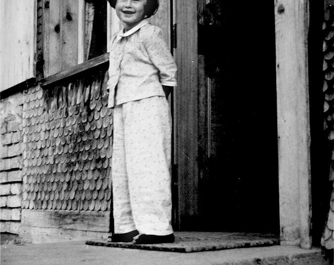 Gabi Schwarz als Mädchen in einem Hauseingang