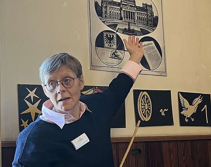 Friederike Lutz vor einem alten Wandbild