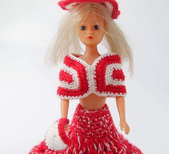 Eine Detailaufnahme vom Gesicht der Barbiepuppe.