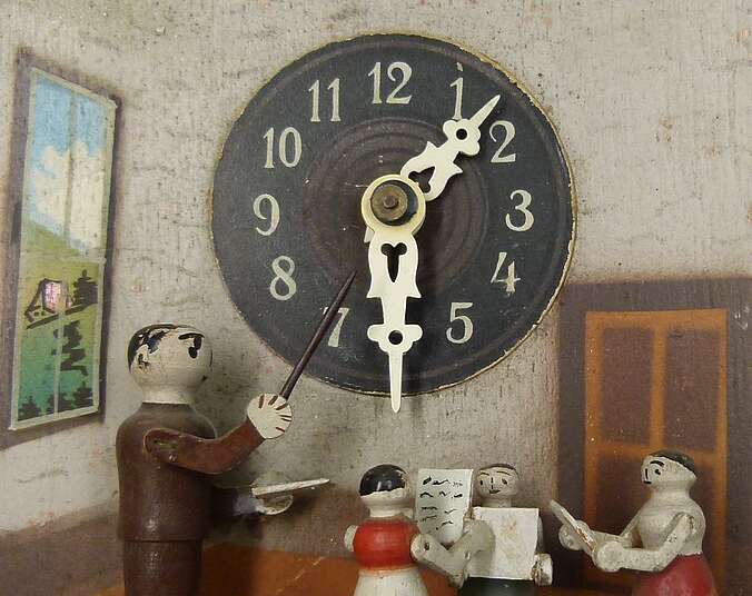 Eine alte Uhr mit Holzfiguren