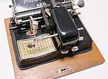 Sieht ungewöhnlich aus - ist aber auch eine Schreibmaschine. Die AEG Mignon.