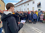 Aaron Sternagel bei der Verlegung des Stolpersteins.