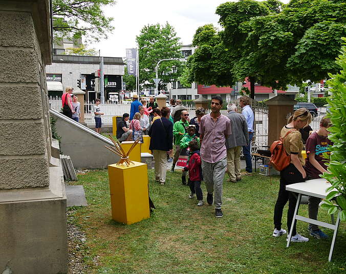 Menschen im Garten des Museums