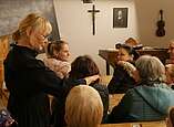 So ging's in der Dorfschule um 1850 zu: Gerda Höfer spielt das Fräulein Elise, das mit frommer Strenge die großen Klassen unterrichtet. Bild: Schulmuseum FN