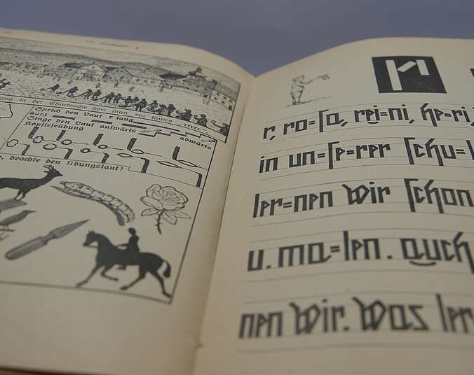 Blick in das alte Buch mit Stäbchenschrift