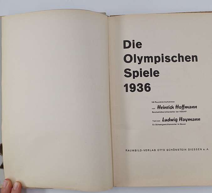 Die erste Seite des Buchs.