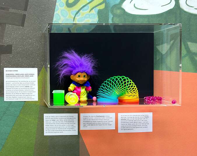 Vitrine mit Troll und Spielzeugspirale