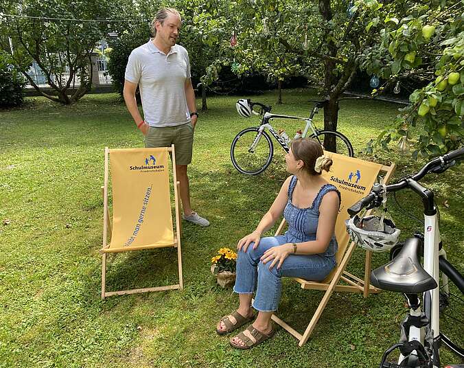 Zwei Menschen stehen im Museumgarten
