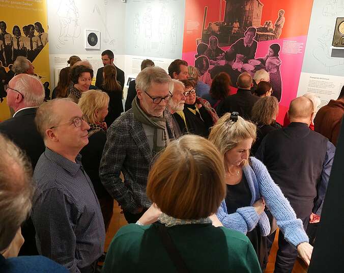 Blick in den Ausstellungsraum bei der Eröffnung