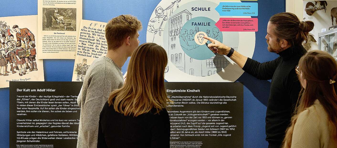Menschen in einer Ausstellung