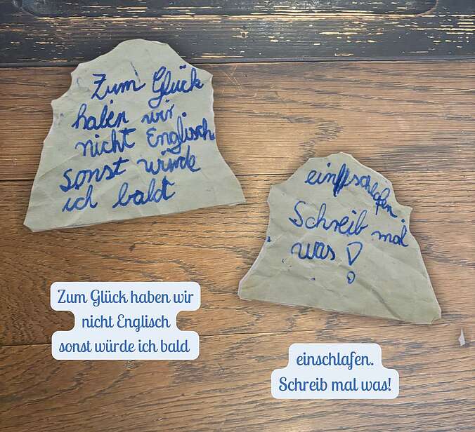 Vorder- und Rückseite eines karierten beschriebene Zettels.