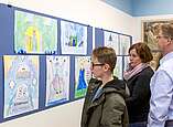 Besucher in der Ausstellung Märchenlenz