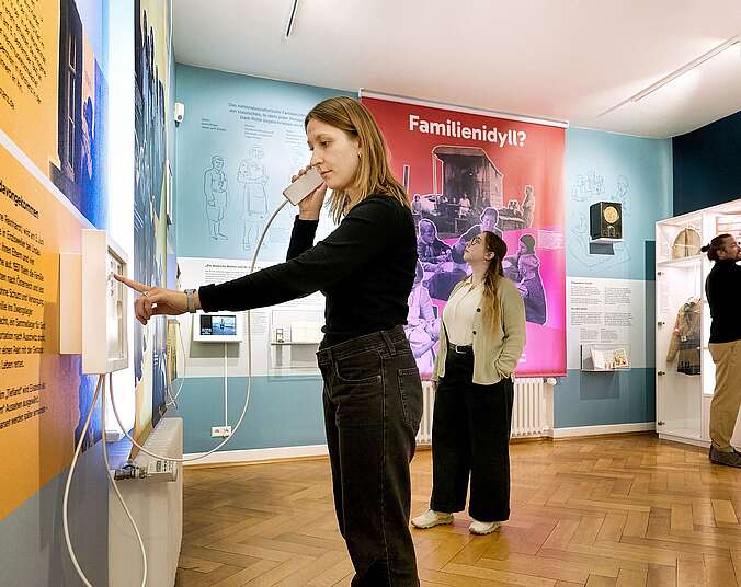 Eine Frau steht im neuen Ausstellungsraum