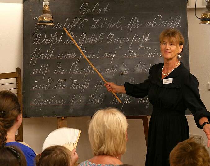 Museumsführerin Reinhilde Maier als Lehrerin verkleidet