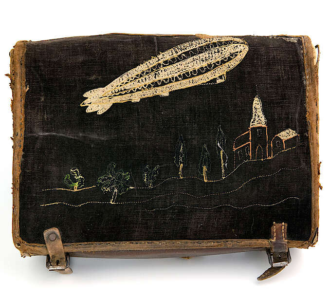 alte Schultasche mit Zeppelin Stickerei